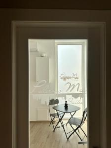 パレルモにあるPalermo Miaのテーブルと椅子と窓のあるダイニングルーム