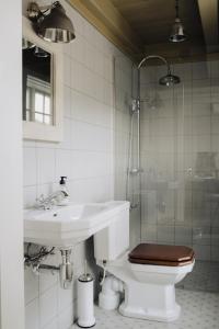un bagno con lavandino, WC e doccia di Skrivergaarden - ei historisk perle a Løkja Altre 19 foto