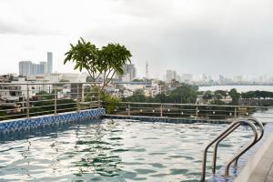 Bazén v ubytování Luxe Paradise Premium Hotel Pham Hong Thai nebo v jeho okolí