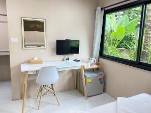 TV a/nebo společenská místnost v ubytování Guesthouse 88 Phang Nga
