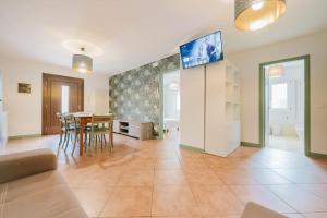 ein Wohnzimmer mit einem Tisch und ein Esszimmer in der Unterkunft Novalesi Vintage interno 2 in Noale