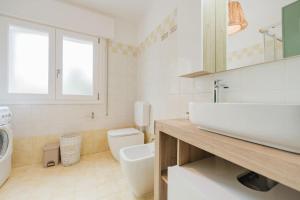 ein weißes Badezimmer mit Waschbecken und Toilette in der Unterkunft Novalesi Vintage interno 2 in Noale + 16 Fotos