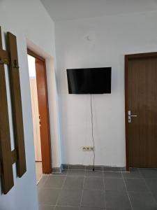 TV a/nebo společenská místnost v ubytování Schöne 2 zwei Zimmer Wohnung