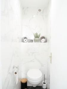 Koupelna v ubytování Deauville Riviera - Jardin face à la Plage, Proximité & Luxe Inégalé + 21 fotografií