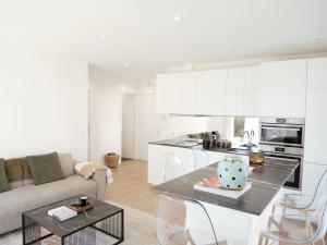 Kuchyň nebo kuchyňský kout v ubytování Deauville Riviera - Jardin face à la Plage, Proximité & Luxe Inégalé