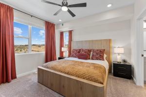een slaapkamer met een groot bed en een raam bij Some Like it Haute condo in St. George