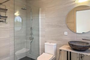 A bathroom at Villa Valentina Chania