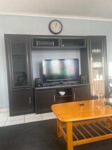 TV a/nebo společenská místnost v ubytování Dennilton Family House