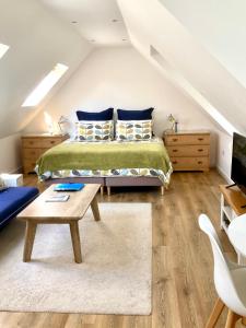 una camera da letto con un letto e un tavolo di The Loft at Craiglea a Pitlochry