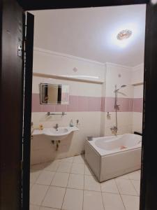 Ένα μπάνιο στο Nile Bride