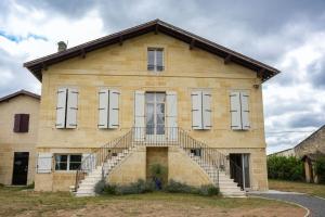 圣艾米隆Château Vieux Clos Saint Émilion的一间前面有楼梯的房子