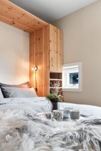 a bedroom with a bed with a wooden headboard at Naturopplevelser året rundt i Valdres Ski in out Panoramautsikt in Aurdal +17 photos