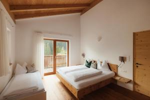 A bed or beds in a room at Untermairhof Appartment Residence