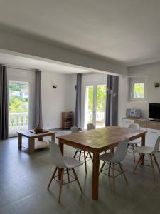 a kitchen and dining room with a wooden table and chairs at Bas de villa indépendant prestations haut de gamme in Vallauris