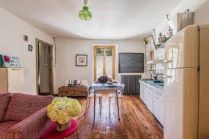 a living room with a couch and a kitchen at Albergo Diffuso Antagonisti in Melle