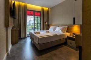 een slaapkamer met een groot bed en een groot raam bij 7inn in Antalya +58 foto's