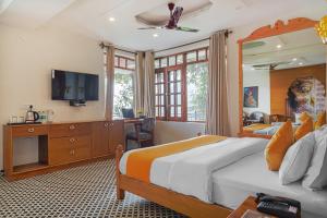a bedroom with a bed and a desk and a mirror at Pax Hotel Ark 150 meters from Mall Road in Dalhousie