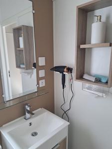 Mobil home Domaine de la Forge的一间浴室