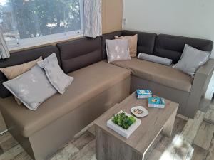 Mobil home Domaine de la Forge的休息区