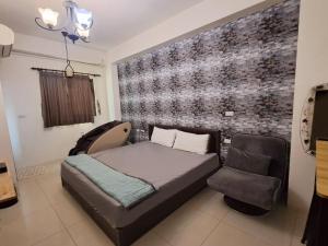 罗东镇老車的家親子民宿的带床和椅子的卧室