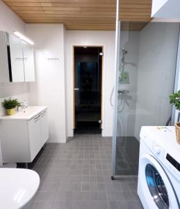 Ένα μπάνιο στο Aseman Portti - Stunning 1BR Apartment with sauna 8th Floor