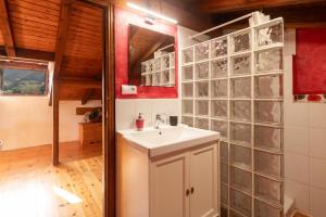 une salle de bain avec un lavabo et un miroir dans l'établissement La Casona de Abajo, à Avalle  35 autres photos