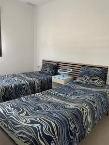 due letti uno accanto all'altro in una stanza di Casa Diana Golf a Murcia