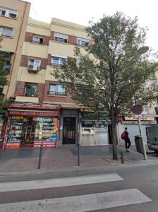 osoba jeżdżąca na deskorolce pod drzewem przed budynkiem w obiekcie Apartment la paz w Madrycie