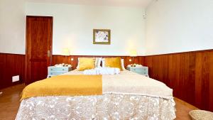 une chambre avec un grand lit avec deux tables de nuit dans l'établissement Casa Rural Margarita, relax, vistas, jardín, à Las Indias