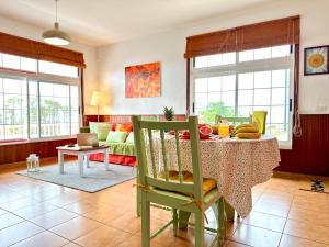 un salon avec une table et un canapé dans l'établissement Casa Rural Margarita, relax, vistas, jardín, à Las Indias