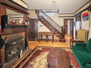 ein Wohnzimmer mit einer Couch und einem Klavier in der Unterkunft Kurtz Cottage - Y856 Brought to you by GetAway Vacations in York + 32 Fotos