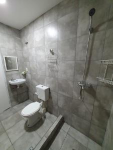 a bathroom with a toilet and a shower at Glam in Santiago del Estero +3 photos