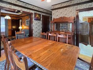 ein Esszimmer mit einem Holztisch und Stühlen in der Unterkunft Kurtz Cottage - Y856 Brought to you by GetAway Vacations in York