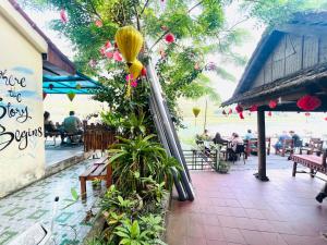 eine Rutsche in einem Restaurant mit Menschen, die an Tischen sitzen in der Unterkunft Phong Nha Coco House in Phong Nha