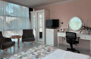 TV a/nebo společenská místnost v ubytování Ottoman Hotel Sakarya