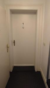 Una puerta blanca con un número en una habitación en Wohnung Schlossblick, en Celle 11 fotos más