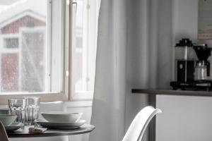クオピオにあるCozy 1BR City Centre Home with Free Parkingの窓際のテーブル +5枚の写真