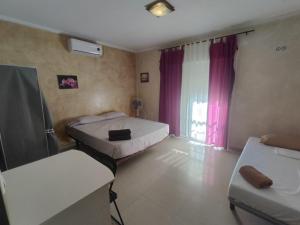 Una pequeña habitación con dos camas y una ventana. en Tranquilidad y Confort, en El Puerto de Santa María