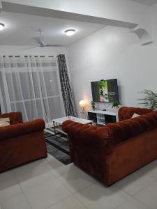 モンバサにある2 bedrooms Lacasa apartment Nyaliのリビングルーム(ソファ2台、薄型テレビ付) +16枚の写真