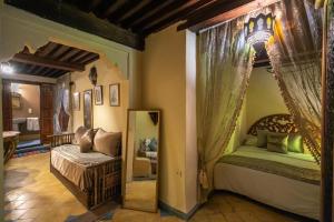 Postel nebo postele na pokoji v ubytování Riad Louna Fes & Spa