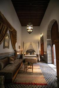 Postel nebo postele na pokoji v ubytování Riad Louna Fes & Spa + 37 fotografií