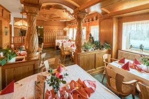 a dining car of a train with tables and chairs at Griechischer Palast in Rabenau