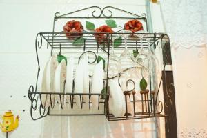 a rack of vases with flowers in them at Casa na Estrada Real - Tiradentes in Tiradentes