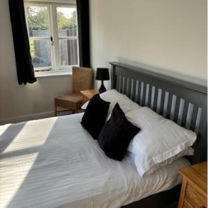 Una cama o camas en una habitación de The Old Cricket pavilion, Bodiam, East Sussex