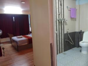 加德满都Hotel Pristine的浴室设有1张床和带卫生间的淋浴。