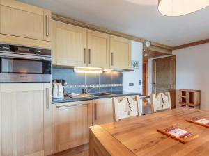Køkken eller tekøkken på Appartement ski aux pieds, 2 chambres, parking couvert inclus - FR-1-352-4