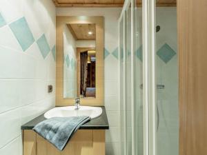 Koupelna v ubytování Appartement ski aux pieds, 2 chambres, parking couvert inclus - FR-1-352-4 + 13 fotografií