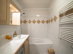Et badeværelse på Appartement 3 pièces ski aux pieds, parking, internet inclus - FR-1-352-2 + 4 billeder