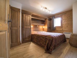 En eller flere senge i et værelse på Appartement 3 pièces ski aux pieds, parking, internet inclus - FR-1-352-2