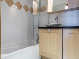 Koupelna v ubytování Spacieux apt moderne avec piscine, 12 pers, Arc 1800 - FR-1-352-15
